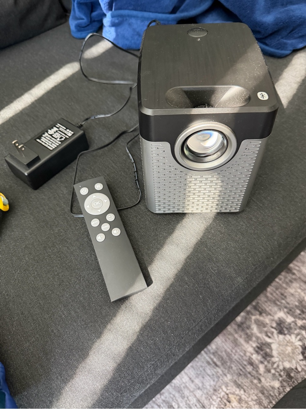 GPX Movie+ Portable Projector in Silver and Black - brand new - Picture 3 of 4